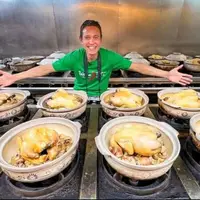غذای خیابانی در تایوان؛ پخت ده‌ها مرغ در یک تنور فلزی