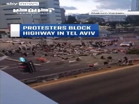 معترضان اسرائیلی به ادامه جنگ، یک بزرگراه را در تل‌آویو بستند