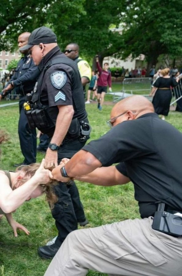 عکس/ کشیدن موی یک دختر دانشجو؛ خشونت پلیس آمریکا و ادعای حقوق زنان!