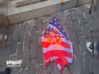پرچم آمریکا در کنار بنای یادبود جنگ جهانی اول به آتش کشیده شد