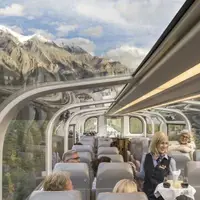 قطاری لوکس در میان کوه‌های راکی زیبای کانادا