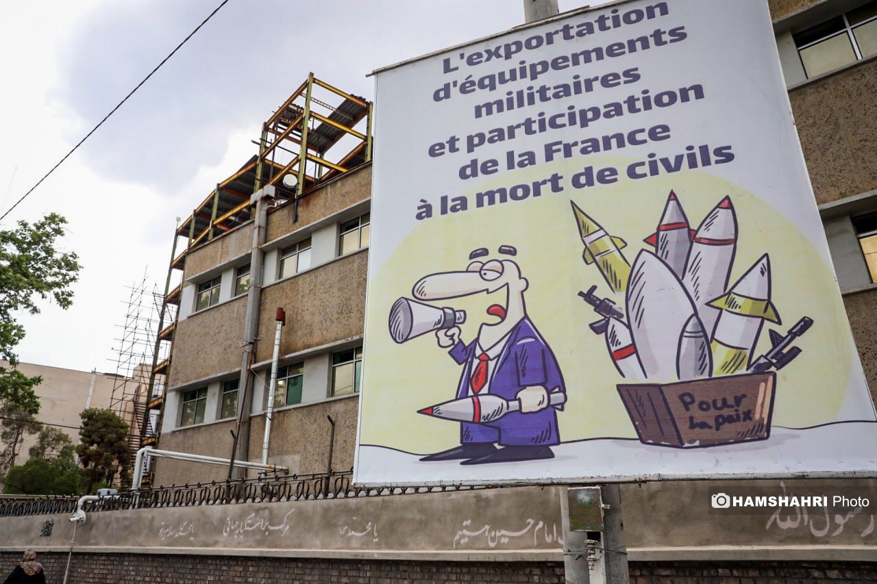 عکس/ نصب بنرهای کنایه آمیز در اطراف سفارت فرانسه
