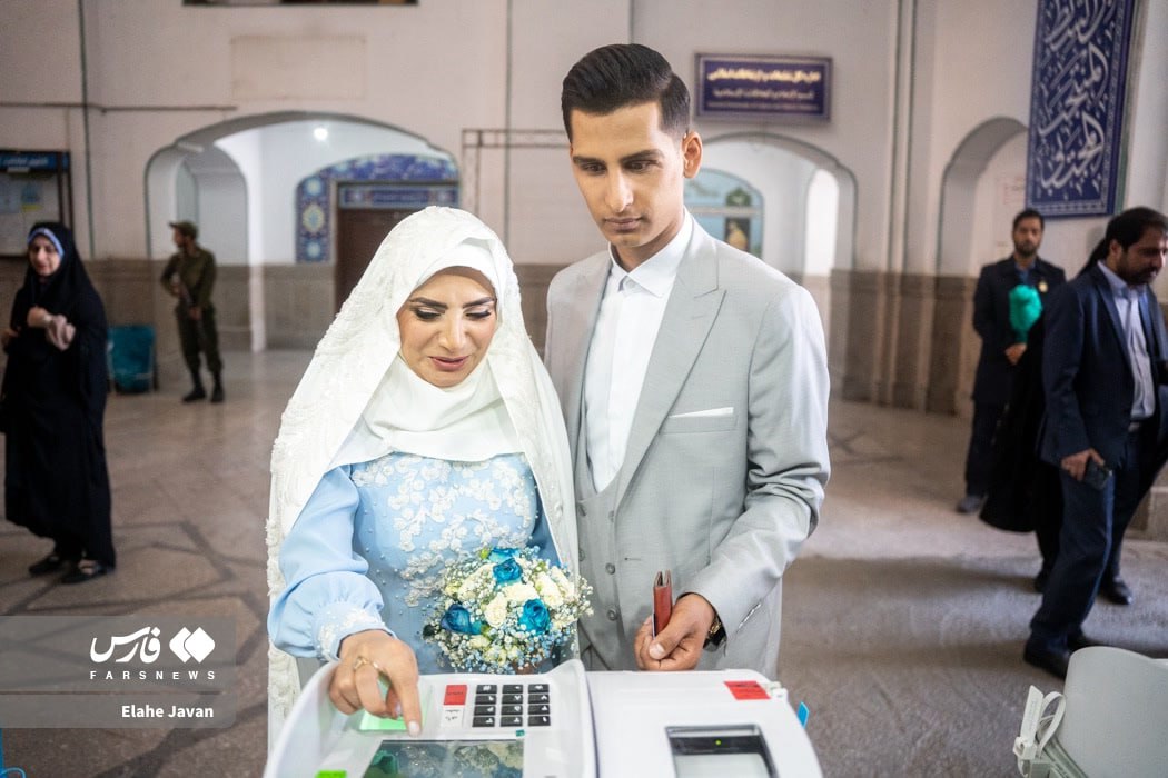 عکس/ رای دادن عروس و داماد اهل شهر ری در حرم حضرت عبدالعظیم(ع)