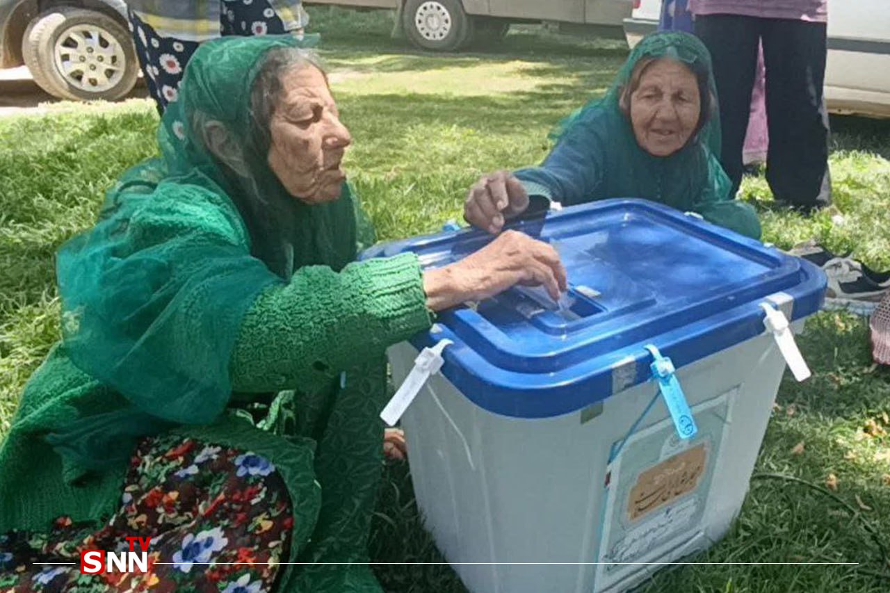عکس/ مشارکت مادر بزرگ های دوقلو در دوم انتخابات مجلس 