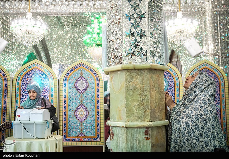 عکس/ تصاویری متفاوت از انتخابات مجلس در امامزاده صالح(ع)