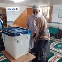 عکس/ حضور بانوی ۱۰۰ ساله گنبدی در شعبه رای‌گیری