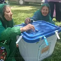 عکس/ مشارکت مادر بزرگ های دوقلو در دوم انتخابات مجلس 