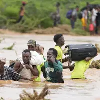 لحظه بلعیده شدن خودروها در سیل کنیا