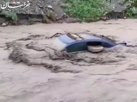 گرفتاری دو ماشین در سیلاب روستای ده‌غیبی مشهد
