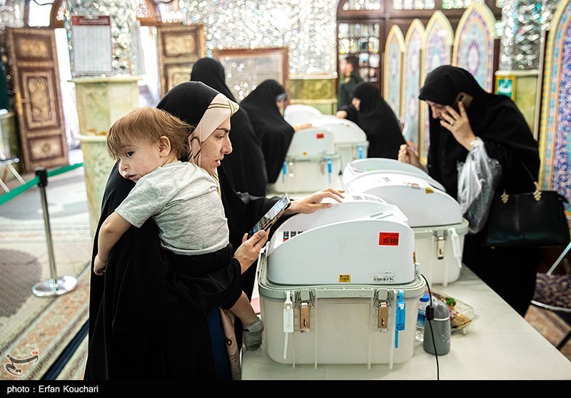 عکس/ تصاویری متفاوت از انتخابات مجلس در امامزاده صالح(ع)