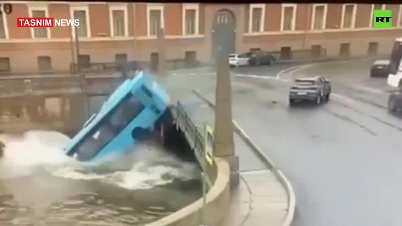 سقوط وحشتناک اتوبوس به رودخانه در سن پیترزبورگ