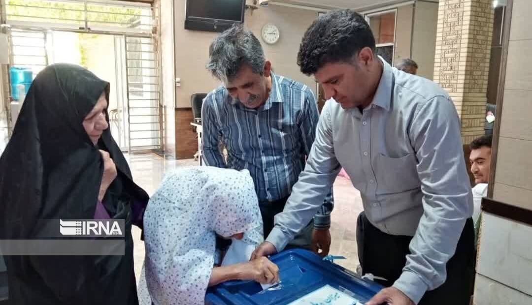 مادر 95ساله مرودشتی رای خود را ثبت کرد