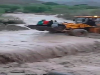 امدادرسانی با لودر به 2 خانواده در سیل کلات