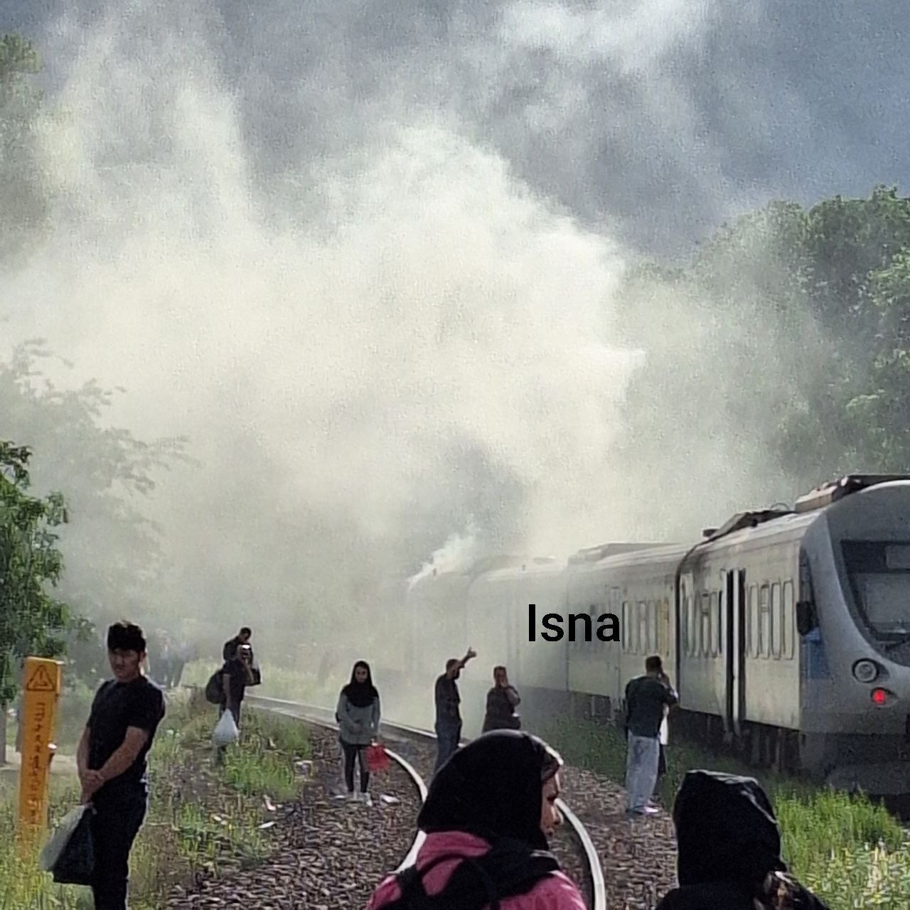 عکس/ آتش‌سوزی قطار حومه‌ای هشتگرد به تهران