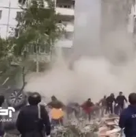 لحظه فرو ریختن ساختمان مسکونی پس از برخورد موشک شلیک شده توسط اوکراین