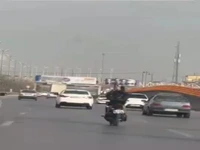 موتورسواری دیوانه‌وار یک جوان در صد متری مشهد