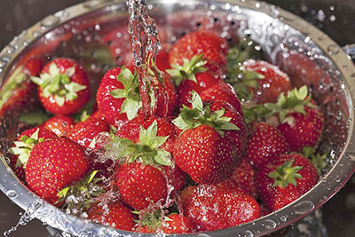 بهترین روش شستن توت‌ فرنگی
