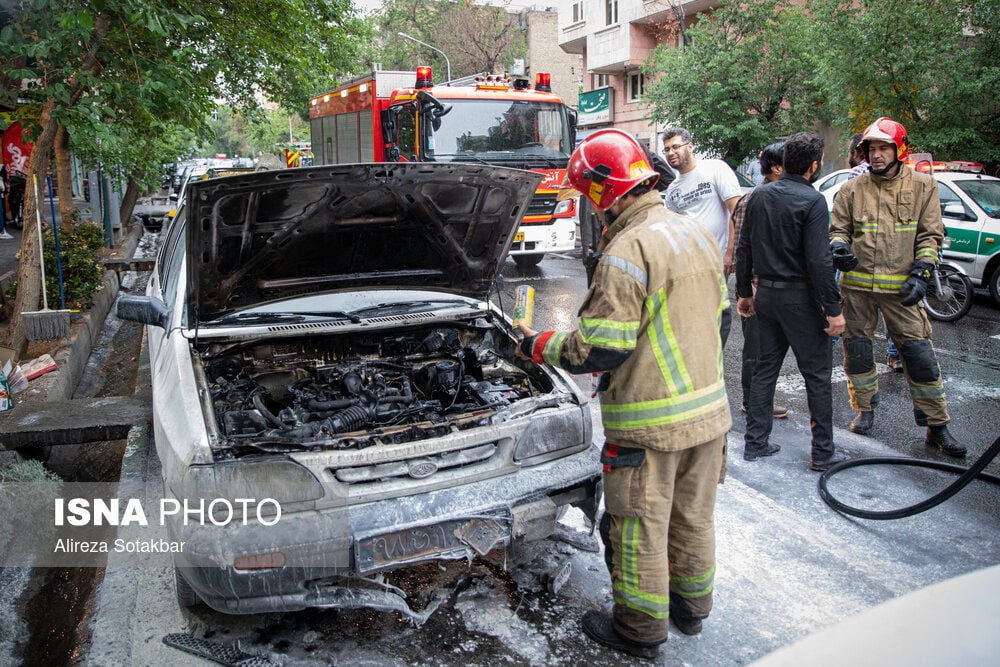 عکس/ آتش سوزی خودرو در خیابان ابوریحان