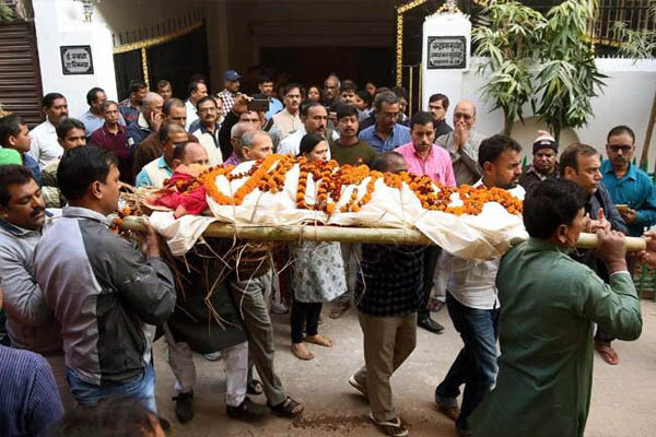 یک مرد هندی در حین مراسم دفن و سوزاندن جسد زنده شد!