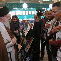 هدیه‌ای که جوان فلسطینی در نمایشگاه کتاب به رهبر انقلاب داد و انگشتر ایشان را به هدیه گرفت