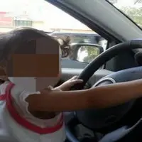 کودک بازیگوش زن همسایه را با خودرو زیر گرفت