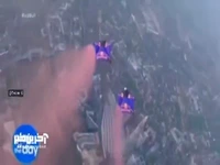 پرواز چتربازها زیر طاق پل برج لندن 
