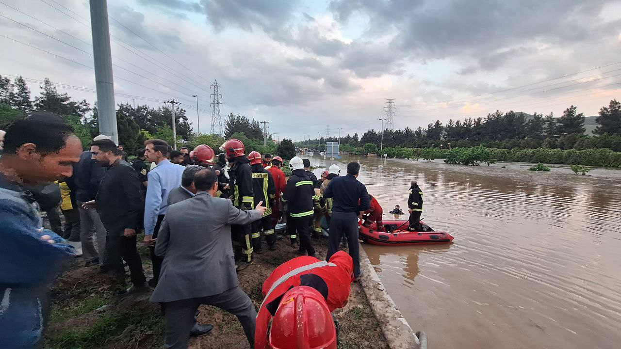 عکس/ امدادرسانی هلال احمر به گرفتارشدگان در سیلِ مشهد