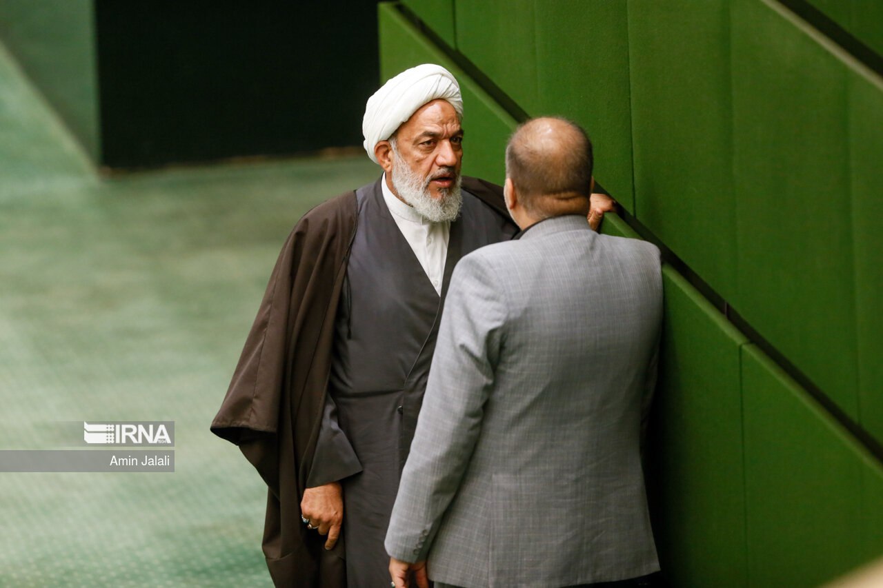 عکس/ خوش و بِش نمایندگان در صحن مجلس شورای اسلامی