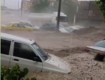 وقوع سیلاب در مناطقی از مشهد؛ خودروها را آب برد