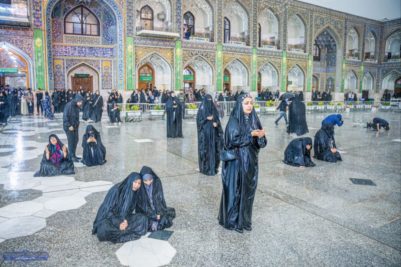 حال‌وهوای زائران زیر باران در حرم‌مطهر رضوی