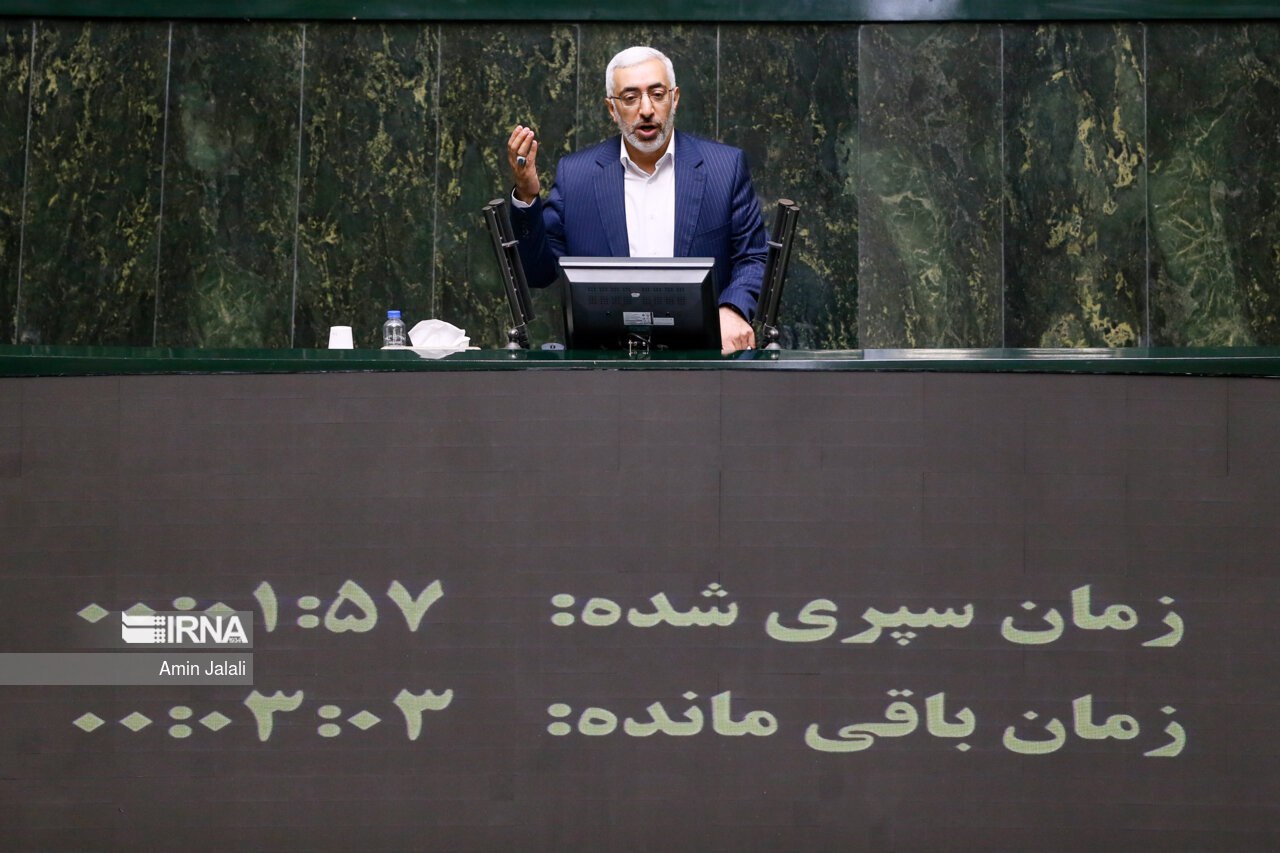 عکس/ خوش و بِش نمایندگان در صحن مجلس شورای اسلامی