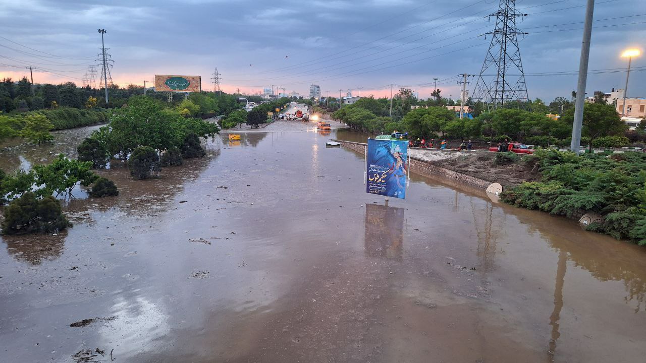 عکس/ امدادرسانی هلال احمر به گرفتارشدگان در سیلِ مشهد