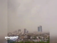 لحظه برخورد رعد و برق به یکی از برج‌های مشهد