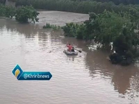 تلاش آتش‌نشانان برای یافتن افراد احتمالی در سیلاب پل انقلاب مشهد