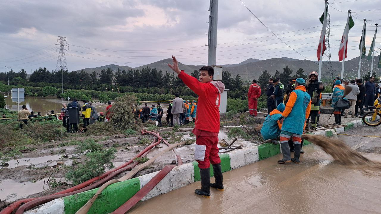 عکس/ امدادرسانی هلال احمر به گرفتارشدگان در سیلِ مشهد