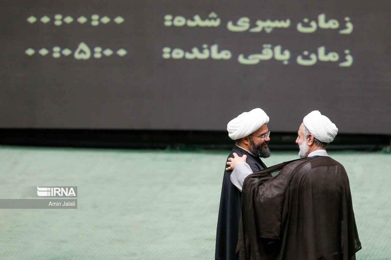 عکس/ خوش و بِش نمایندگان در صحن مجلس شورای اسلامی