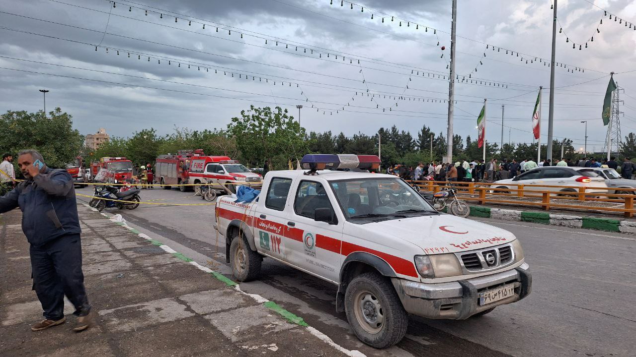 عکس/ امدادرسانی هلال احمر به گرفتارشدگان در سیلِ مشهد
