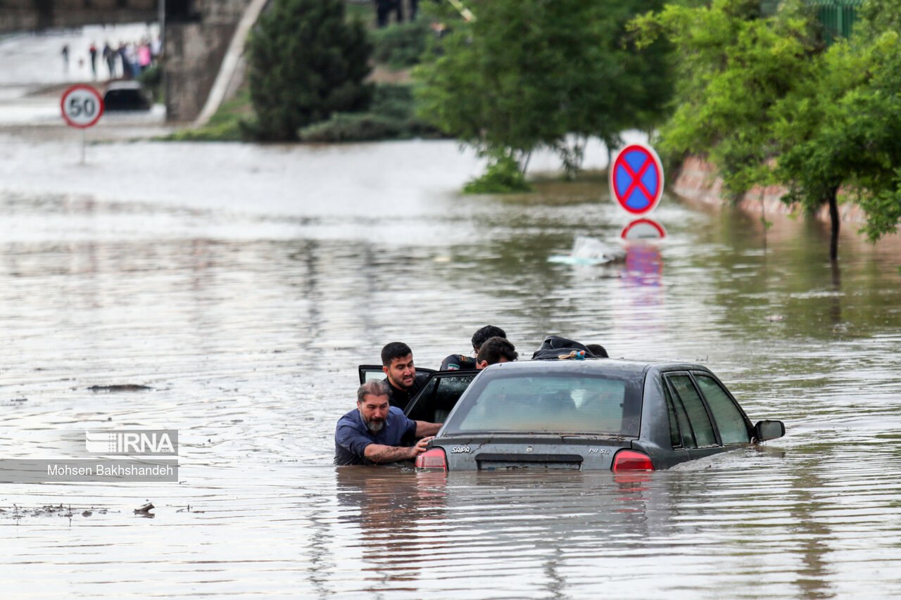 عکس/ بلعیده شدنِ خودروها در سیلِ مشهد