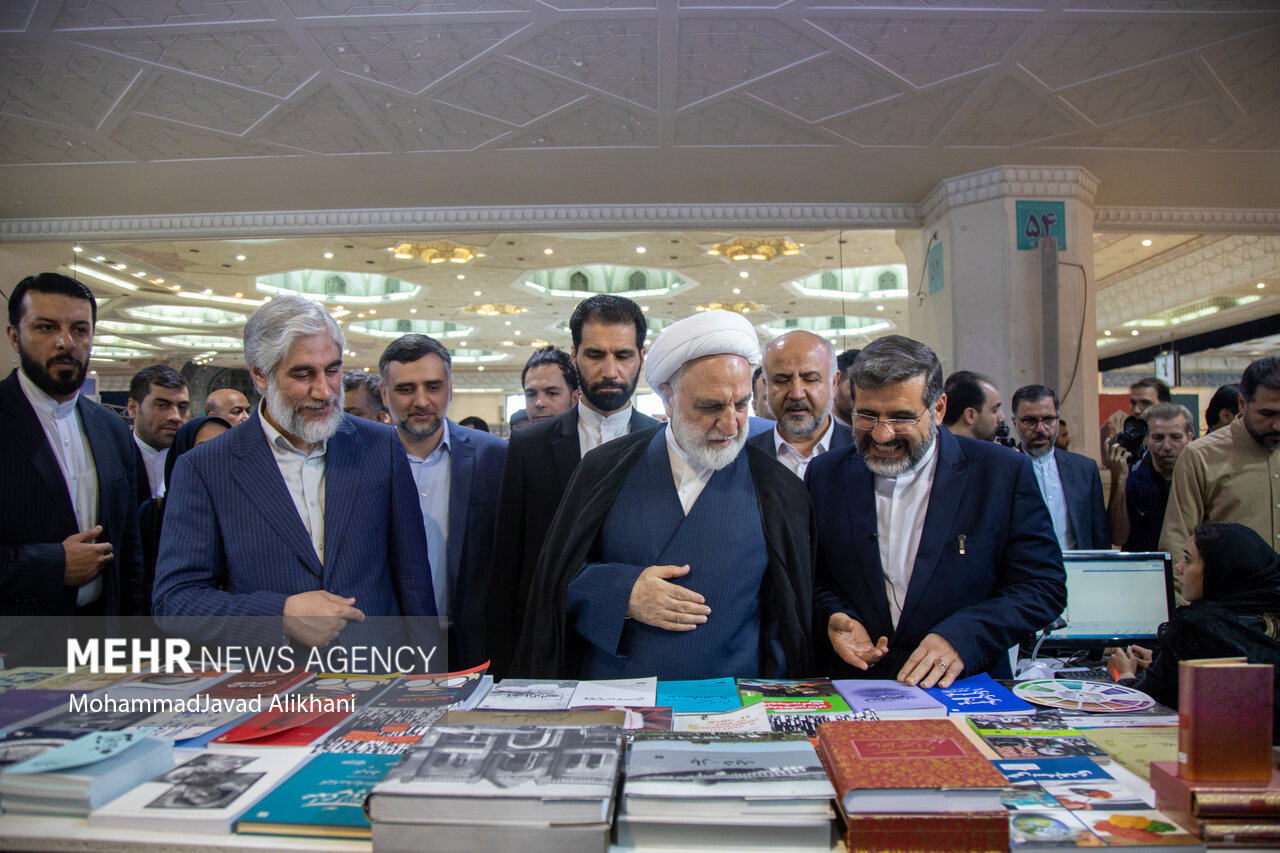 عکس/ بازدید رئیس قوه قضاییه از نمایشگاه کتاب تهران