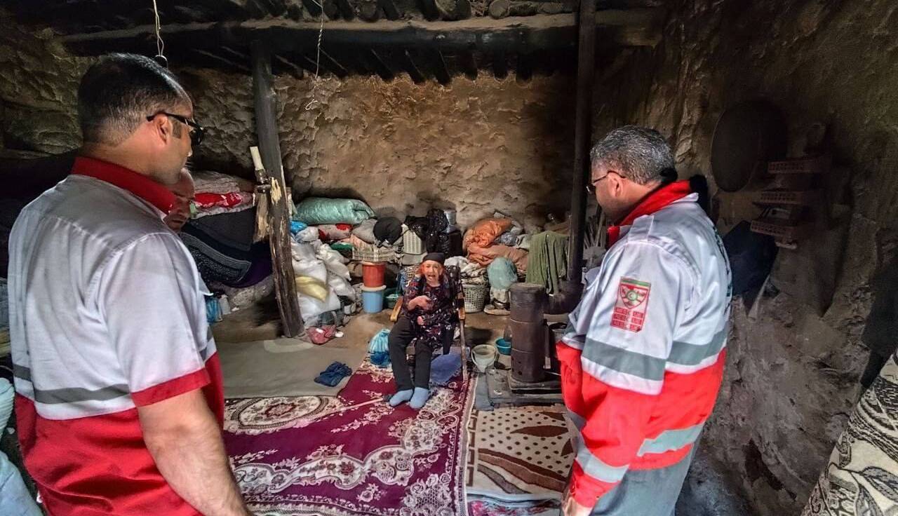 هلال احمر آذربایجان غربی به یاری سیل‌زدگان پلدشتی شتافت