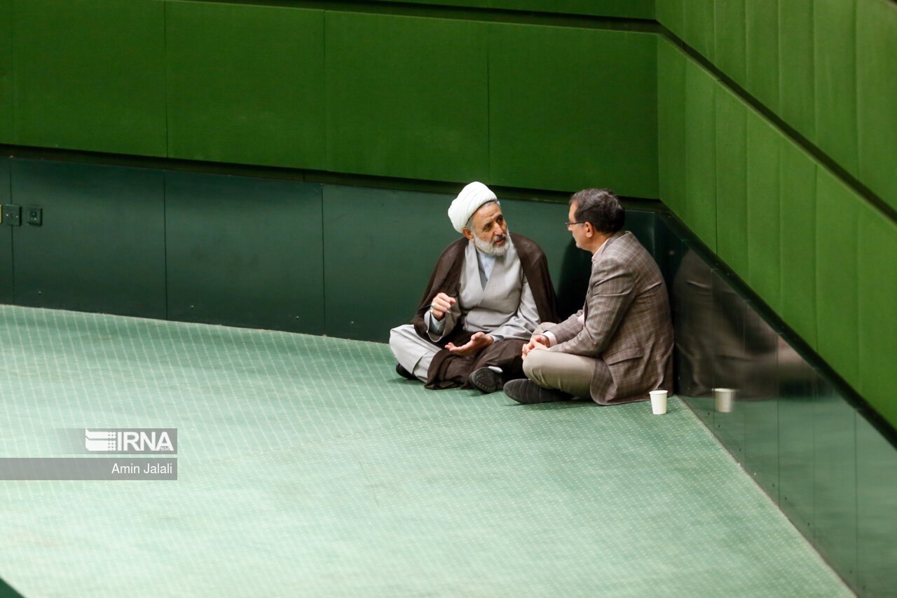 عکس/ خوش و بِش نمایندگان در صحن مجلس شورای اسلامی