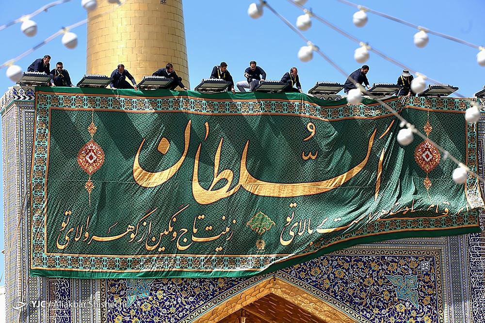 عکس/ نصب کتیبه‌های میلاد امام رضا (ع) در صحن حرم مطهر رضوی