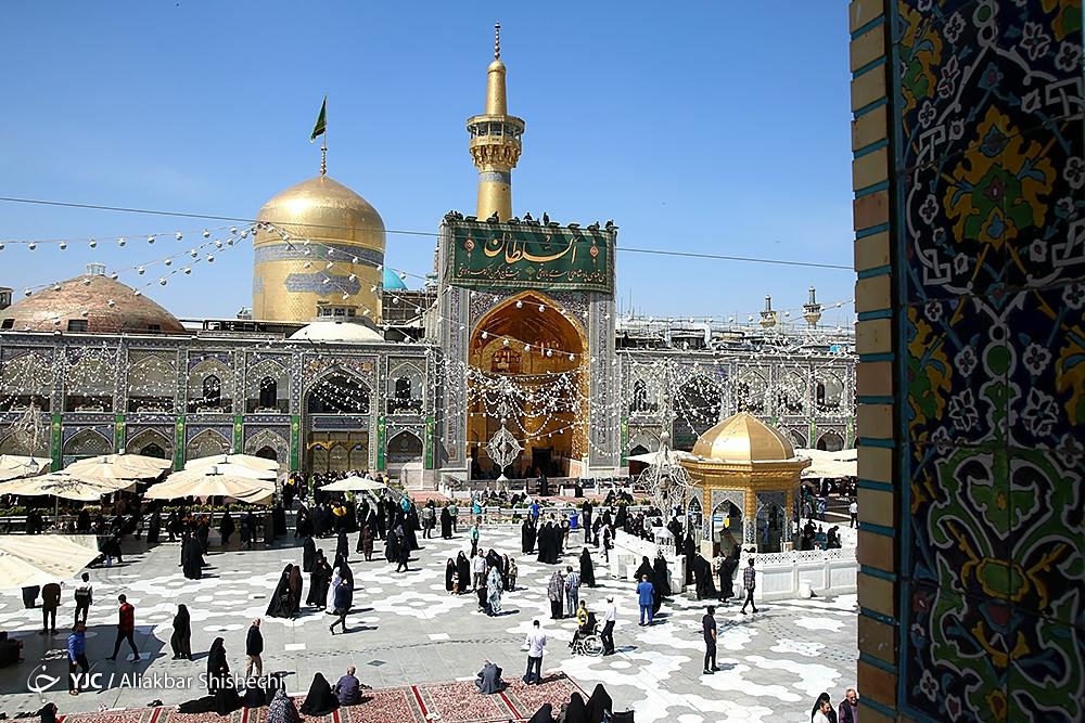 عکس/ نصب کتیبه‌های میلاد امام رضا (ع) در صحن حرم مطهر رضوی