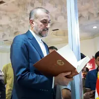 عکس/ حضور وزیر خارجه در نمایشگاه کتاب تهران