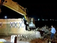 تخریب دیوار اراضی متعلق به آستان قدس در خیابان سپاه مشهد