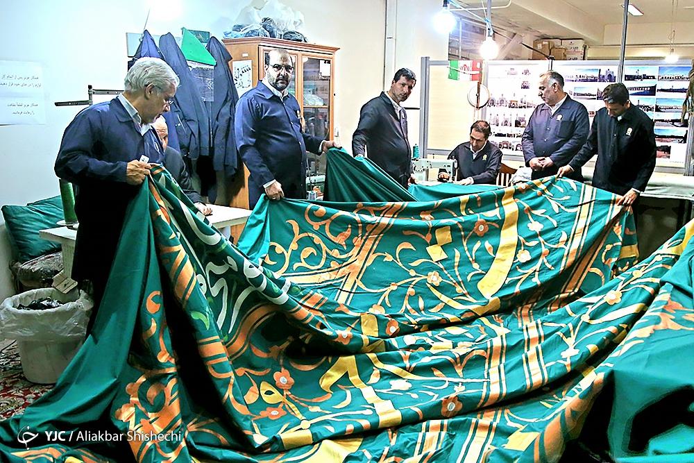 عکس/ نصب کتیبه‌های میلاد امام رضا (ع) در صحن حرم مطهر رضوی