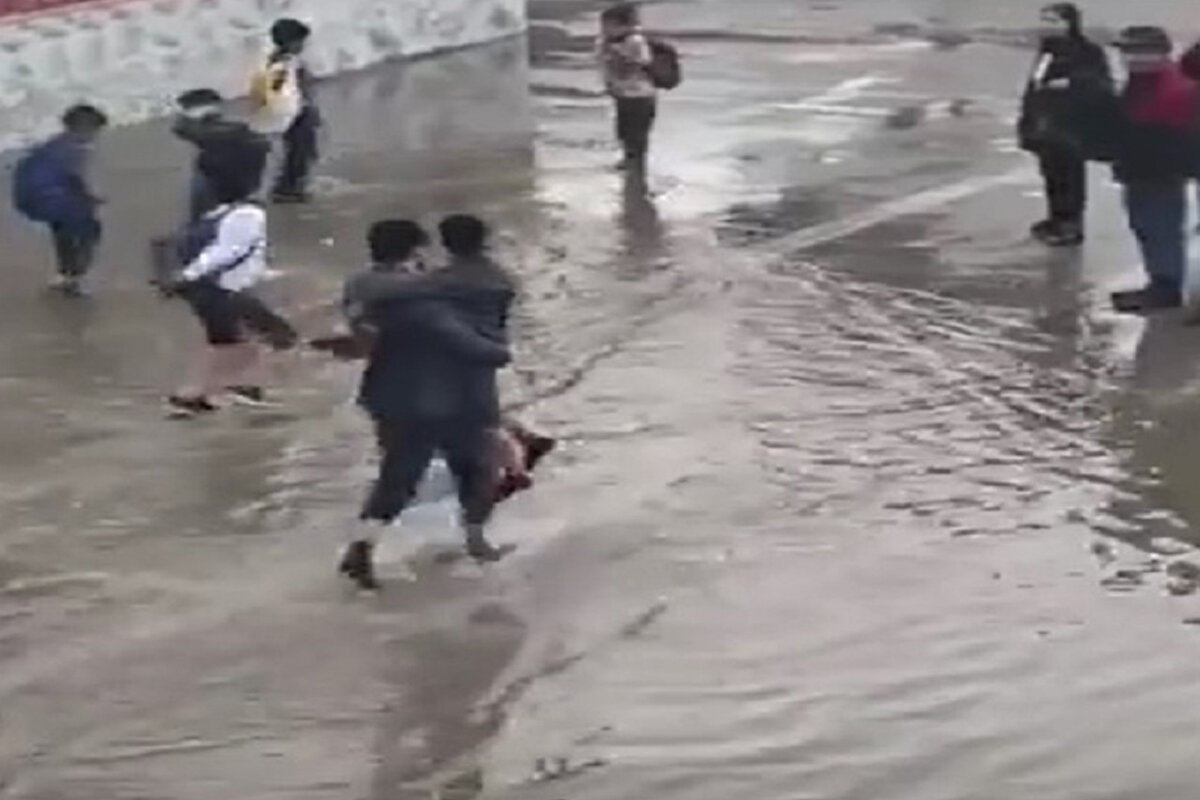 تصاویری از فداکاری معلم مشهدی برای عبور دانش‌آموزان از جریان سیل