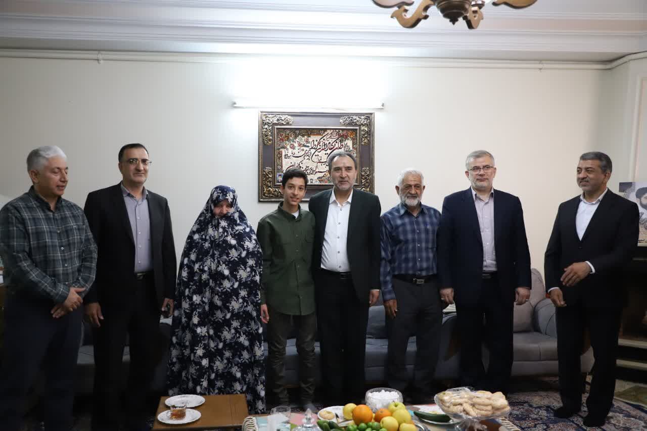 دیدار معاون رئیس‌جمهور با خانواده شهید مدافع حرم در کرج