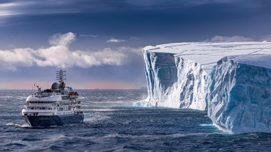 لحظه برخورد کشتی با کوه یخی