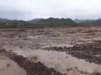 سیلاب مسیر روستایی در «کدکن» تربت‌حیدریه را مسدود کرد